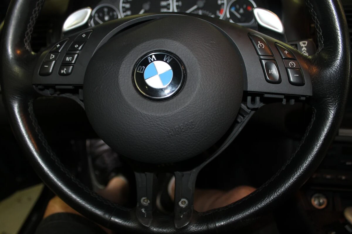 BMW E46 Harman Kardon : autoradio GPS et inserts habillés de film carbone