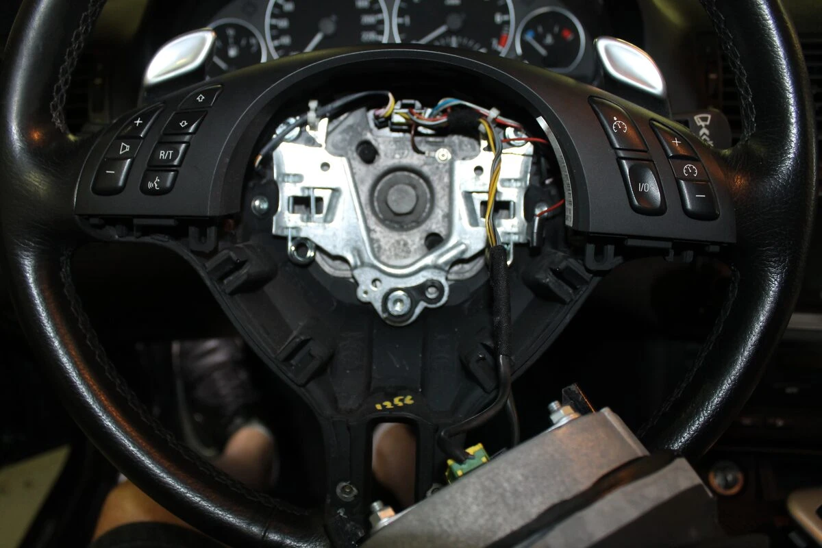 BMW E46 Harman Kardon : autoradio GPS et inserts habillés de film carbone