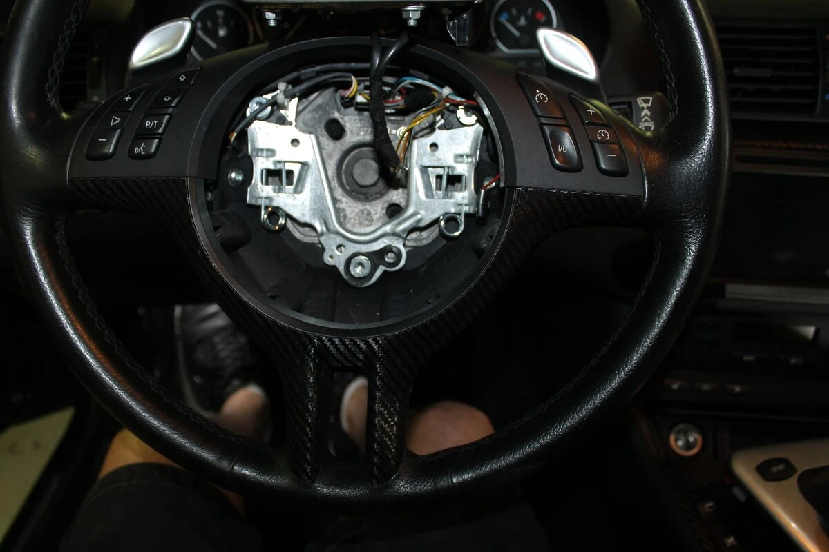 BMW E46 Harman Kardon : autoradio GPS et inserts habillés de film carbone