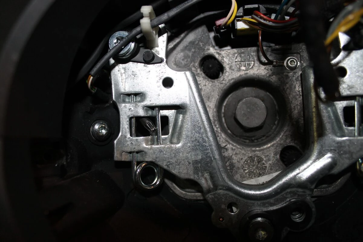 BMW E46 Harman Kardon : autoradio GPS et inserts habillés de film carbone