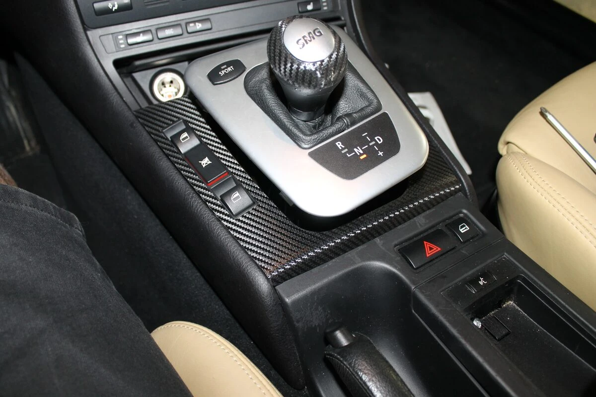BMW E46 Harman Kardon : autoradio GPS et inserts habillés de film carbone