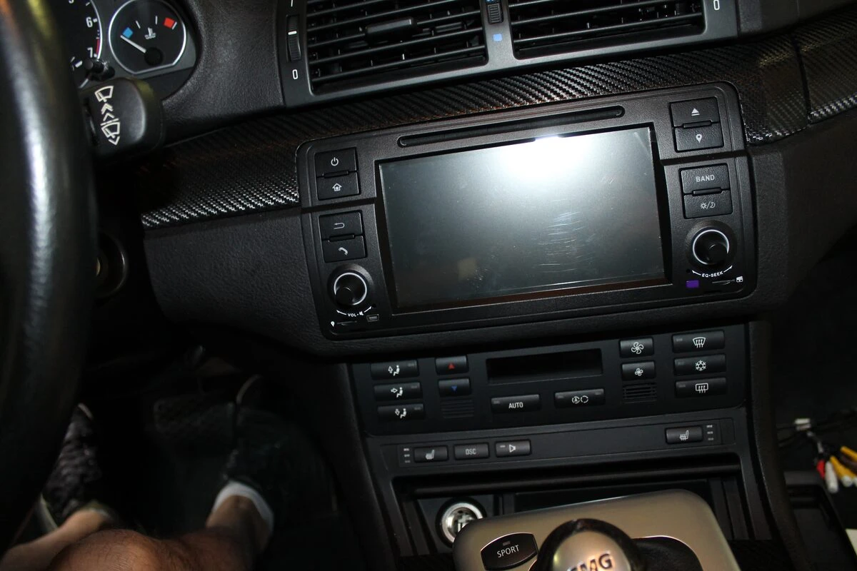 BMW E46 Harman Kardon : autoradio GPS et inserts habillés de film carbone