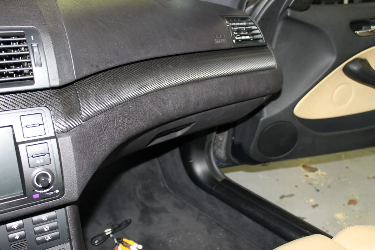 BMW E46 Harman Kardon : autoradio GPS et inserts habillés de film carbone