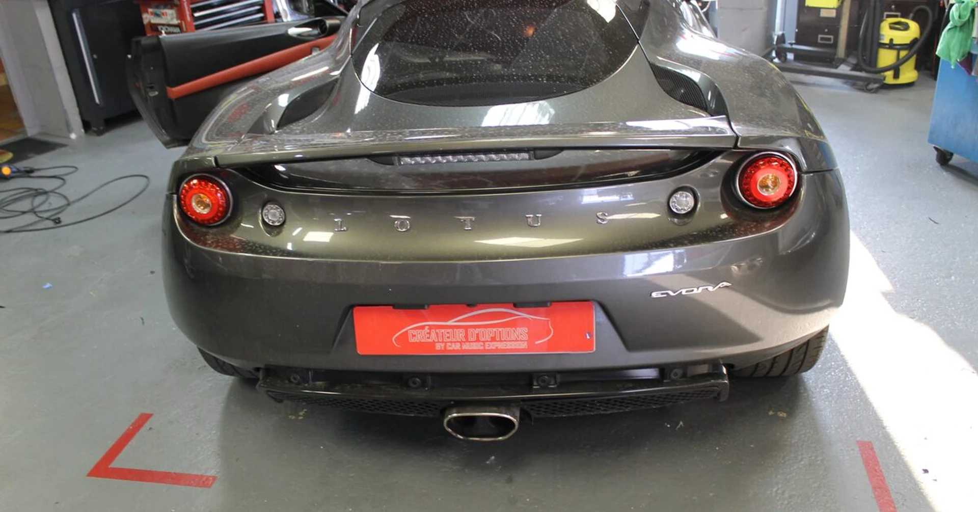 Lotus Evora : autoradio Alpine, caméra et ampli BLAM