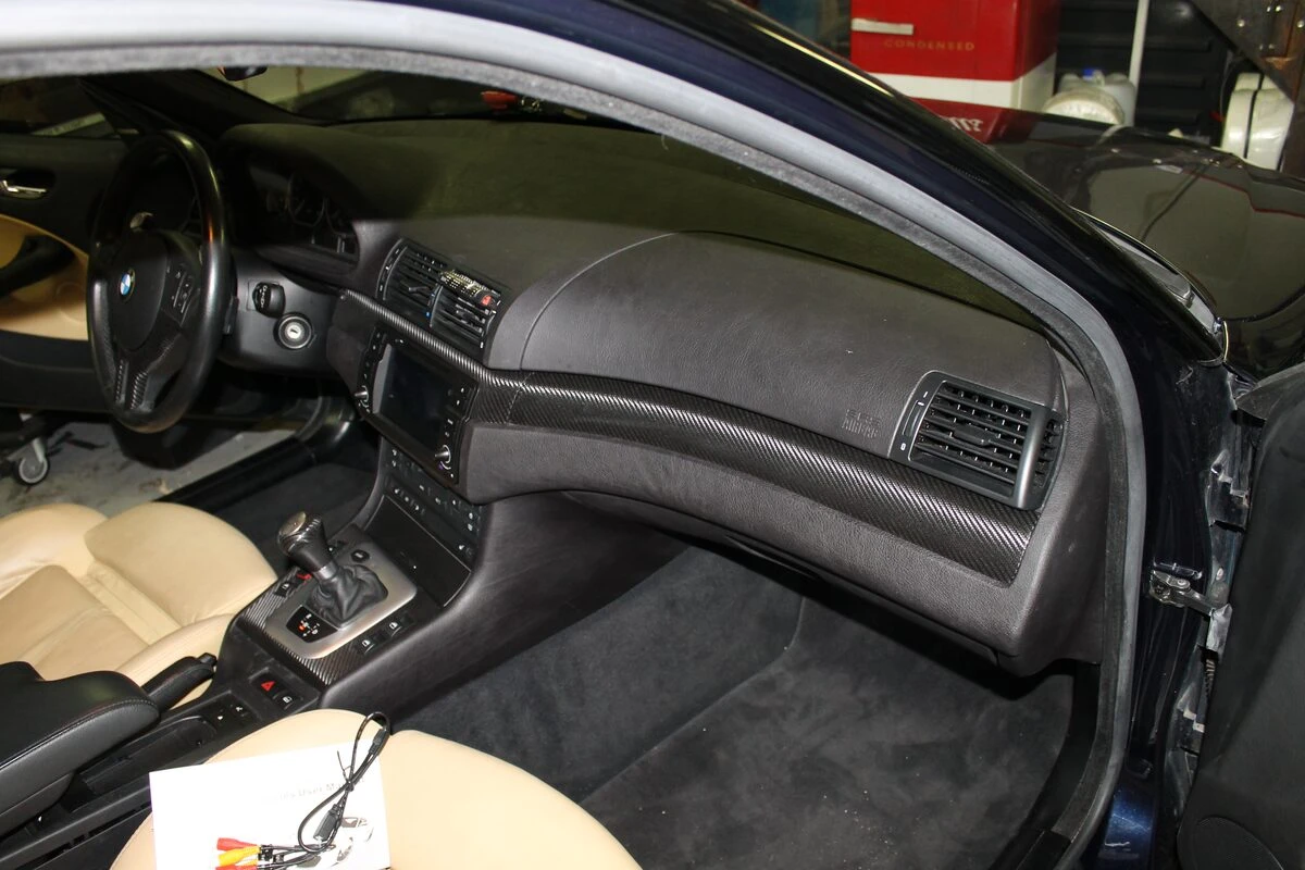 BMW E46 Harman Kardon : autoradio GPS et inserts habillés de film carbone