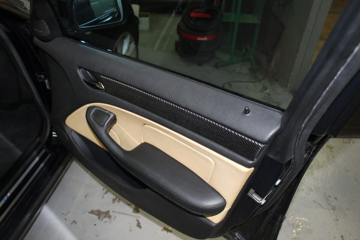 BMW E46 Harman Kardon : autoradio GPS et inserts habillés de film carbone
