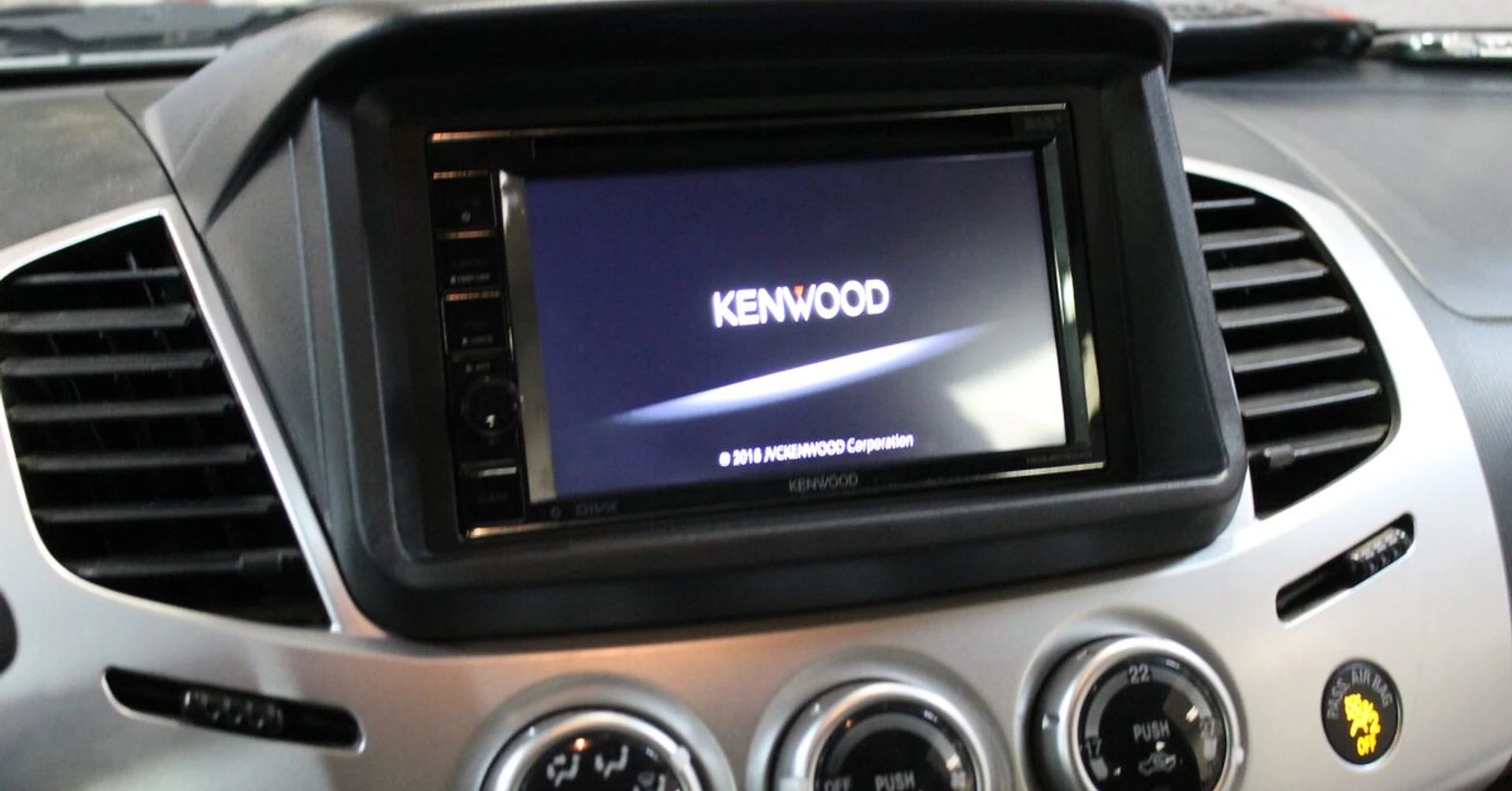 Mitsubishi L200 : GPS Kenwood, caméra et commandes volant