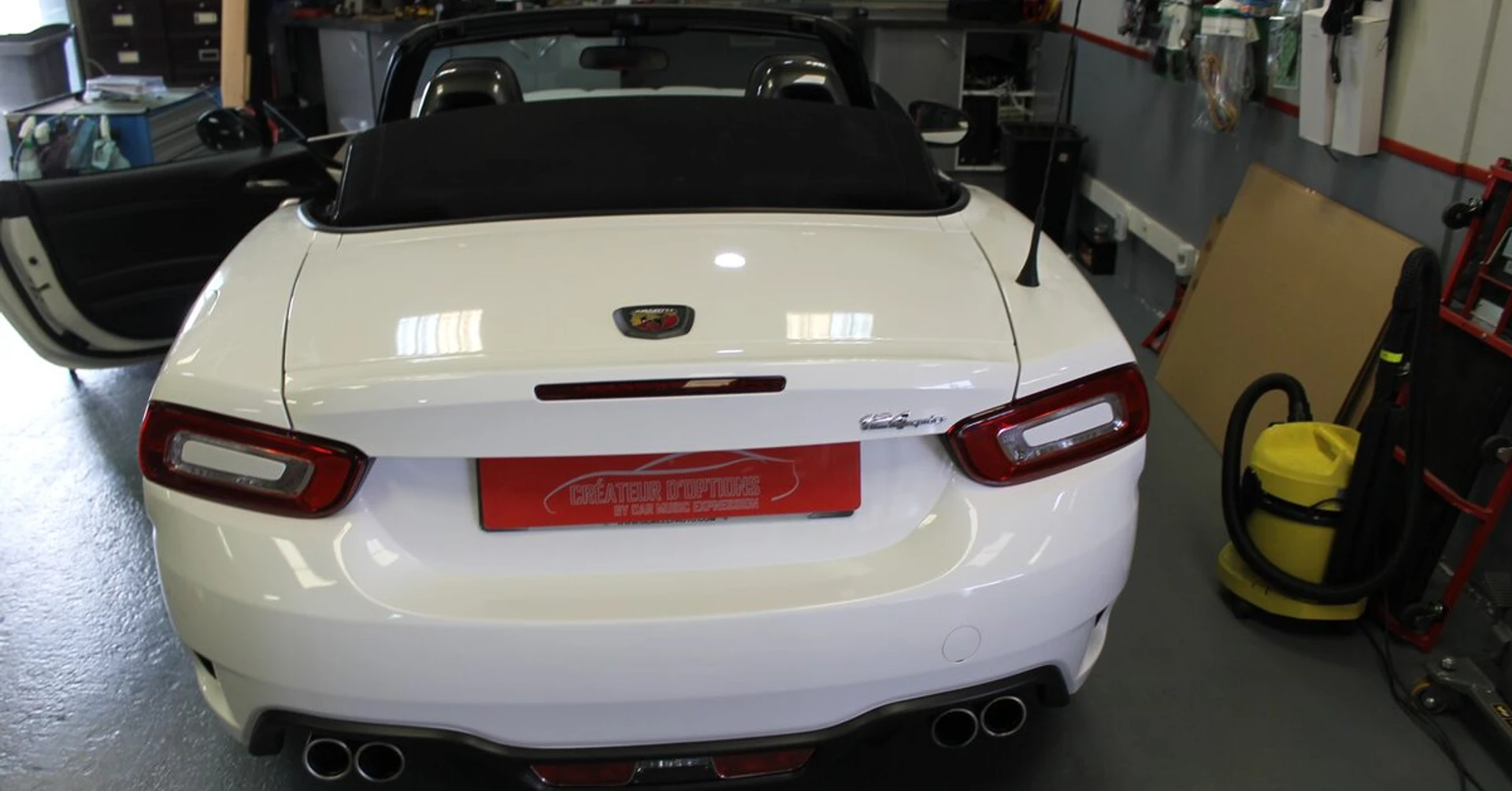 Fiat 124 Abarth : caméra de recul sur écran d'origine