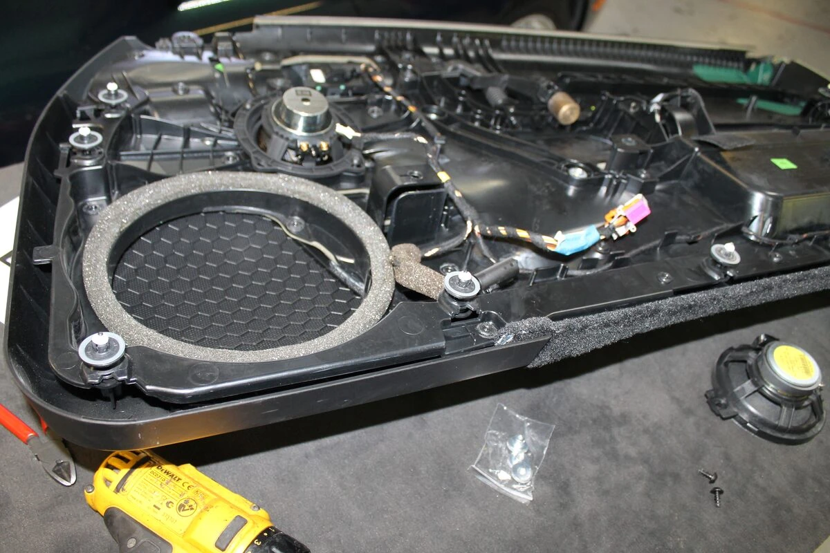 Porsche 997 : médiums de portes remplacés par des BLAM BM100RC