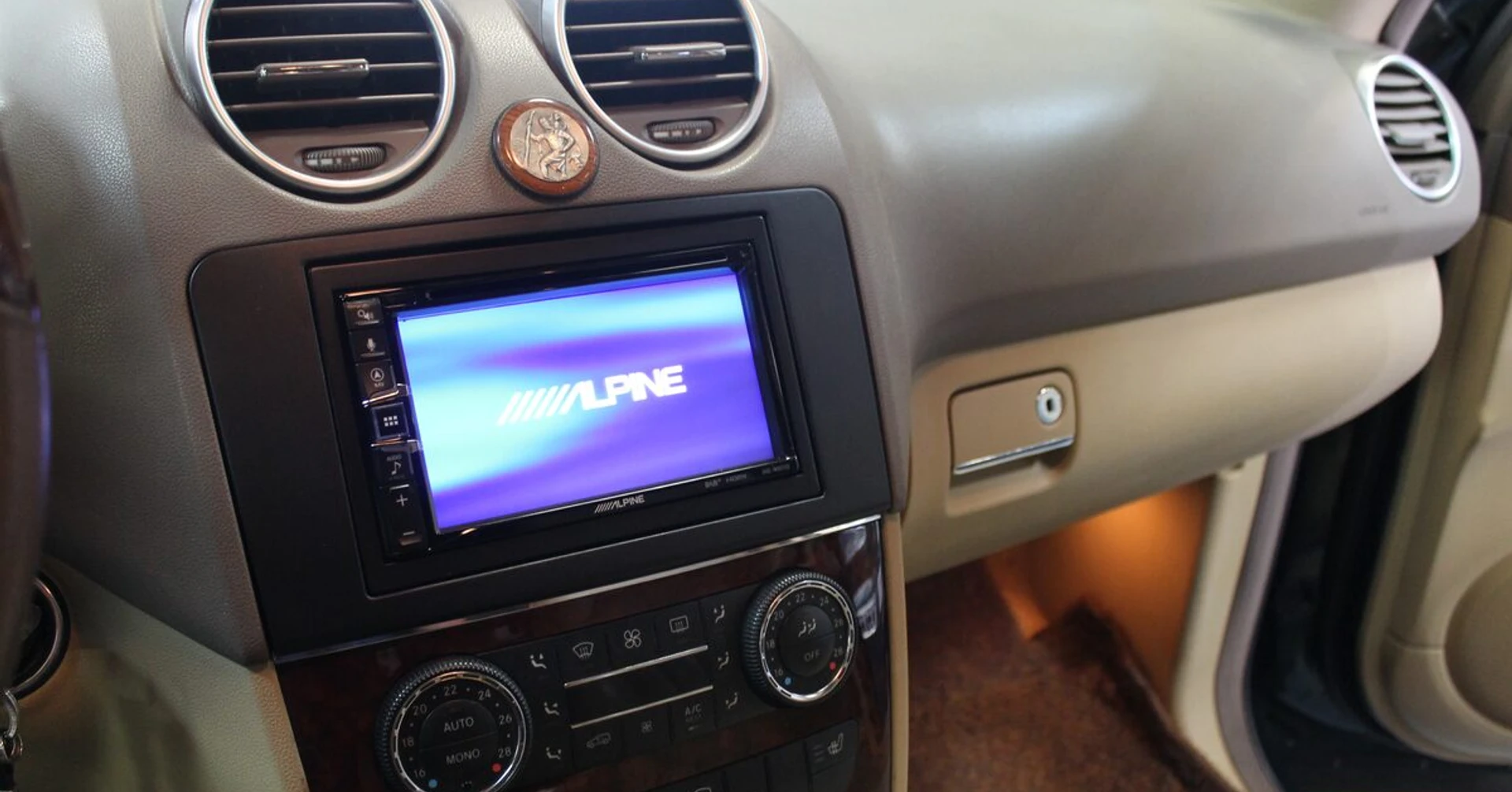 Mercedes ML W164 : Alpine INE-W611R et Harman Kardon