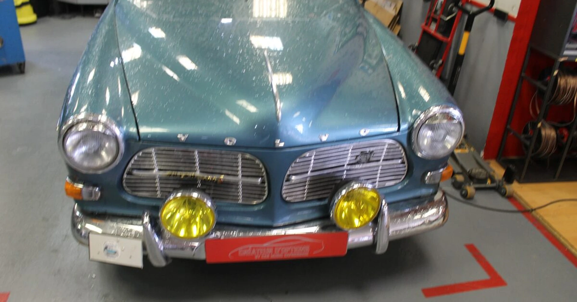Volvo 122S : phares longue portée IPF pour le rallye