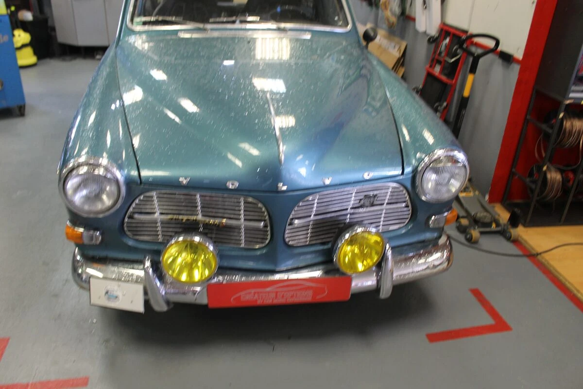 Volvo 122S : phares longue portée IPF pour la course
