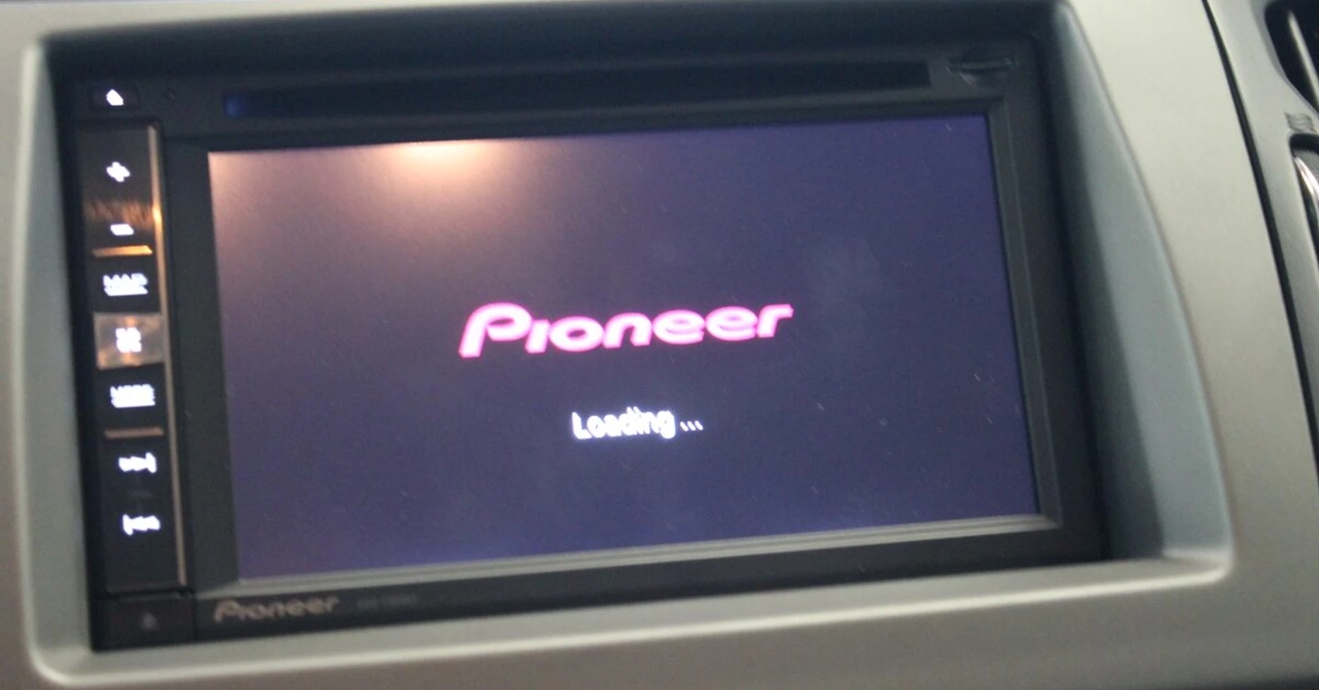 Kia Sportage : autoradio GPS Pioneer et commandes au volant