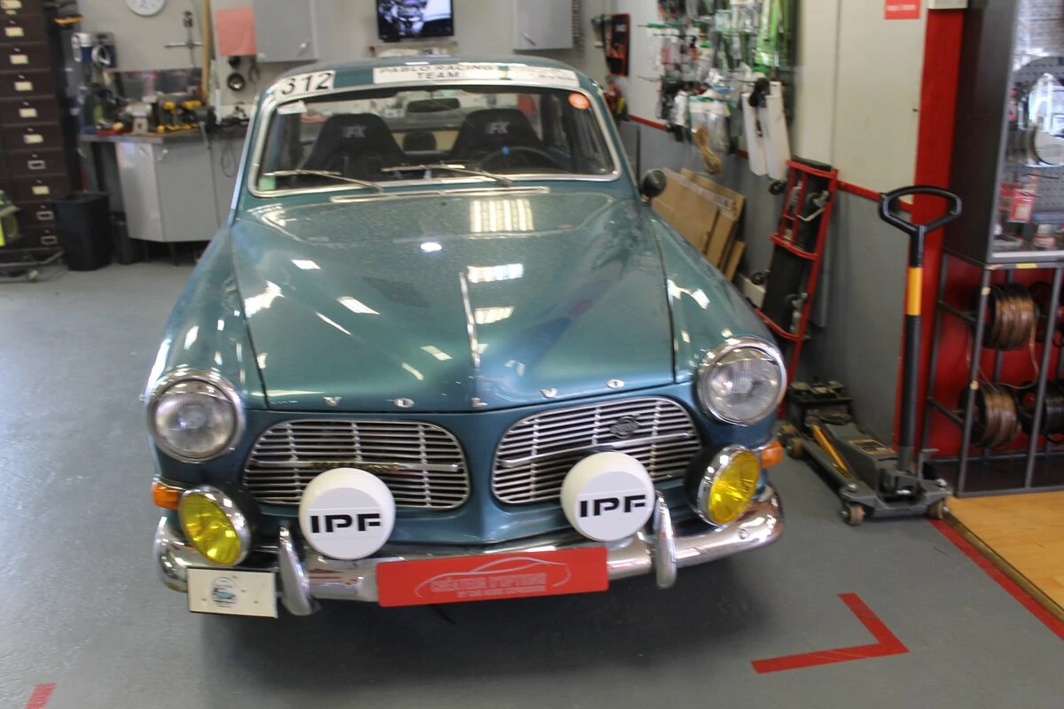 Volvo 122S : phares longue portée IPF pour la course