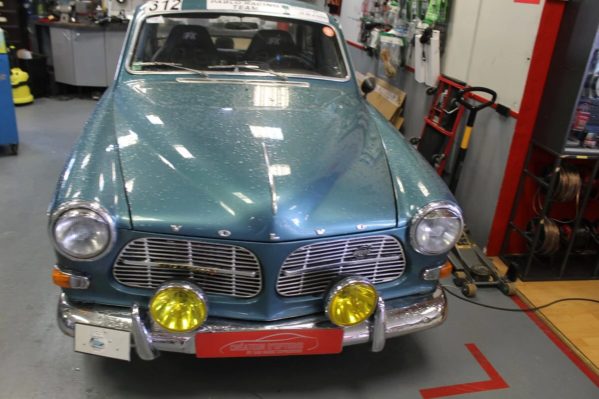 Volvo 122S : phares longue portée IPF pour la course