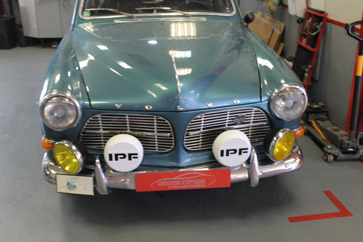 Volvo 122S : phares longue portée IPF pour la course
