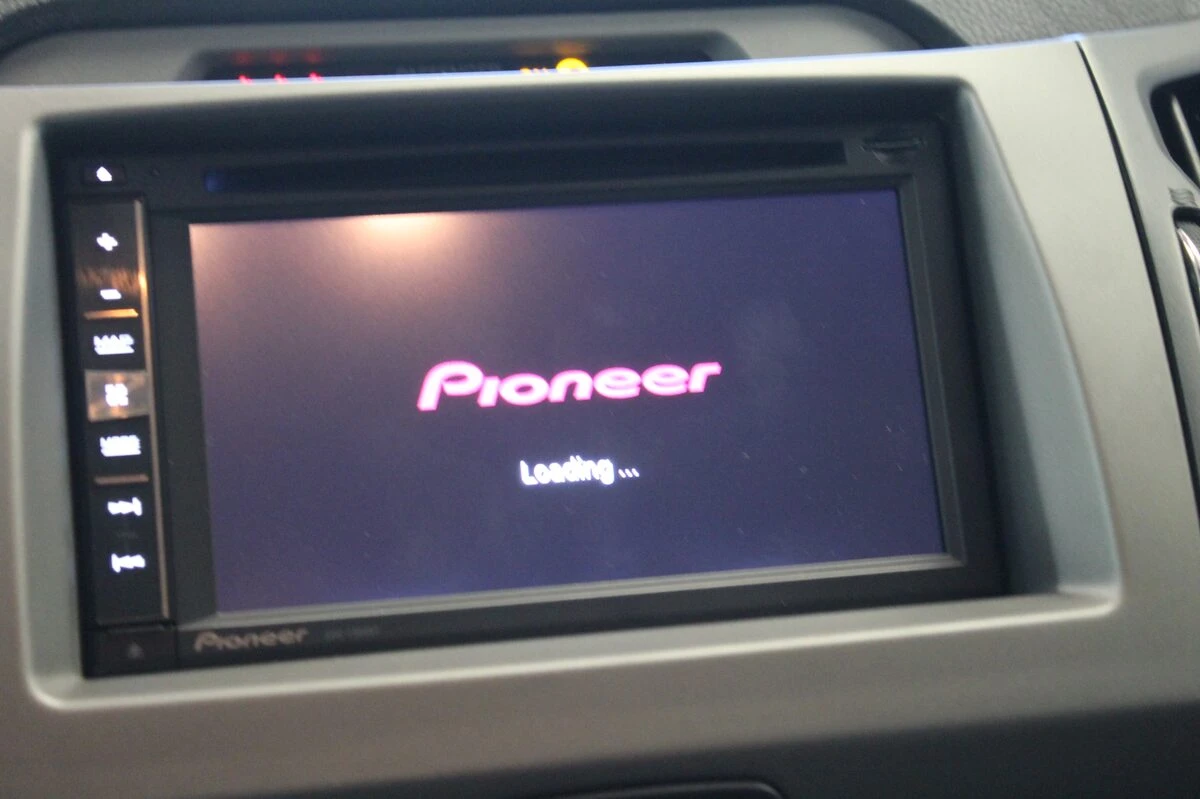 Kia Sportage : GPS Pioneer avec commandes au volant conservées