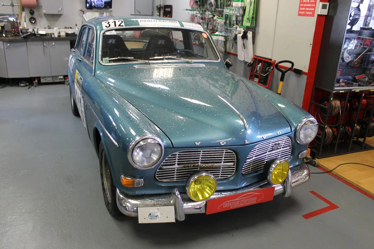 Volvo 122S : phares longue portée IPF pour la course