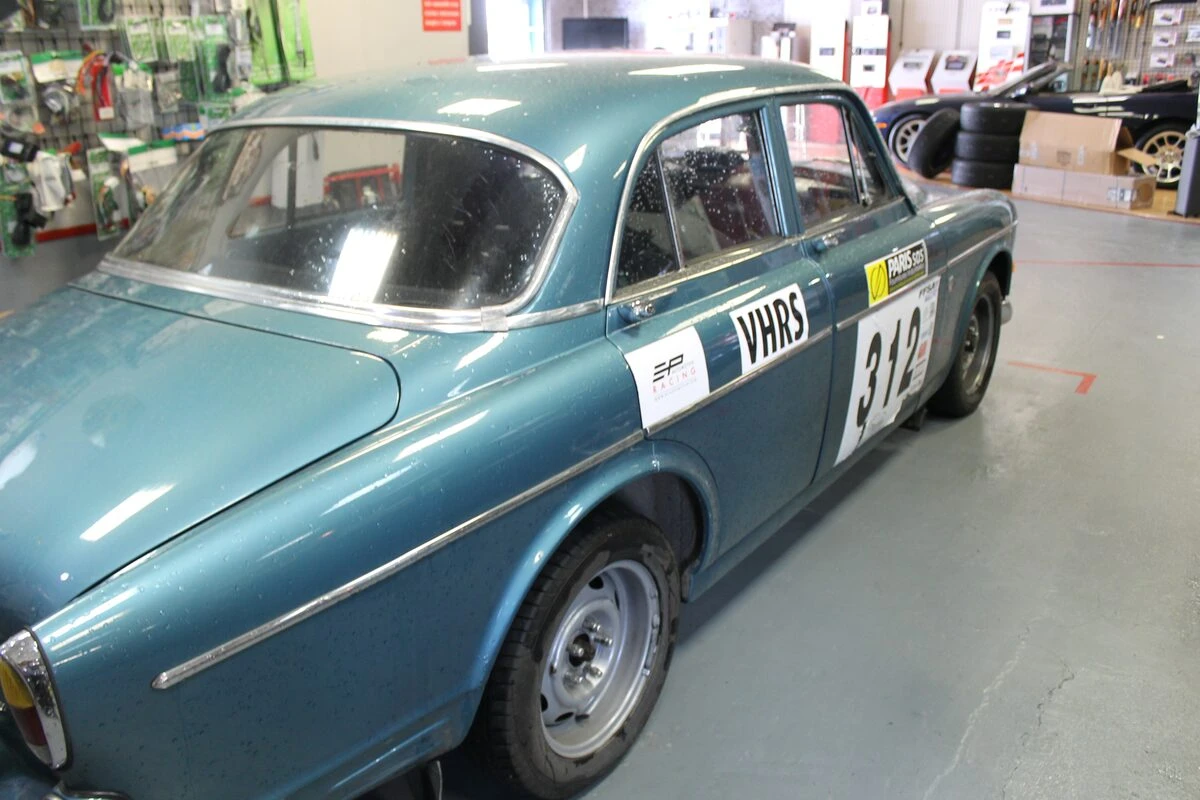 Volvo 122S : phares longue portée IPF pour la course