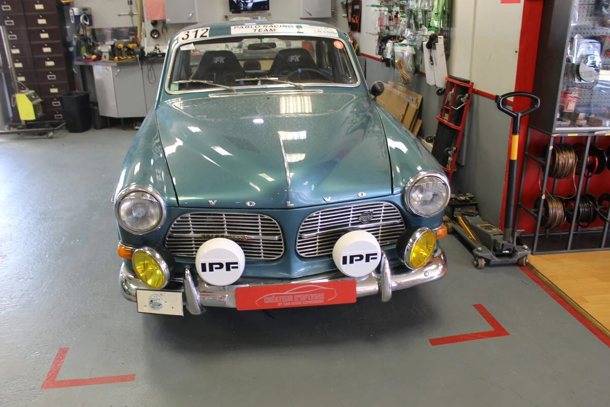 Volvo 122S : phares longue portée IPF pour la course