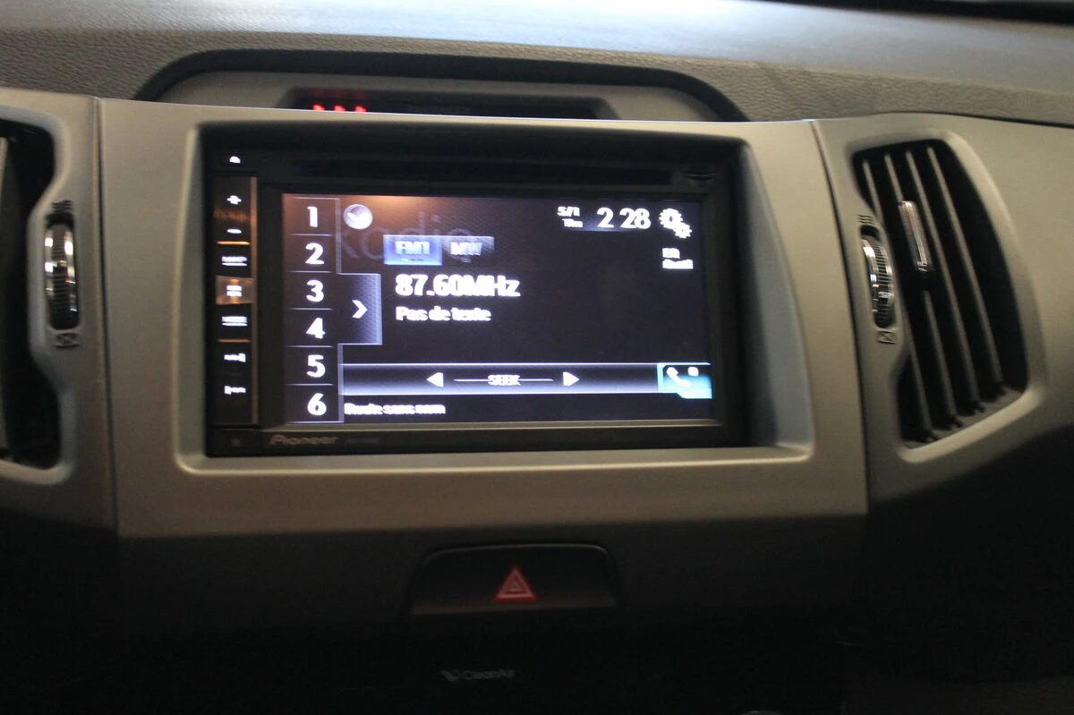 Kia Sportage : GPS Pioneer avec commandes au volant conservées