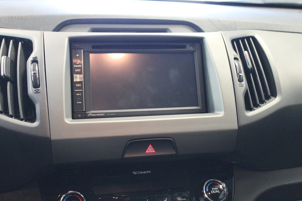Kia Sportage : GPS Pioneer avec commandes au volant conservées