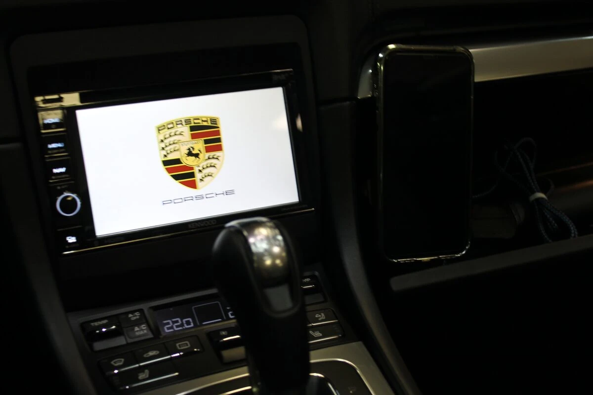 Porsche Boxster : Kenwood DNX419DABS et amplification d'origine conservée
