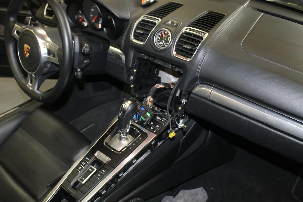 Porsche Boxster : Kenwood DNX419DABS et amplification d'origine conservée