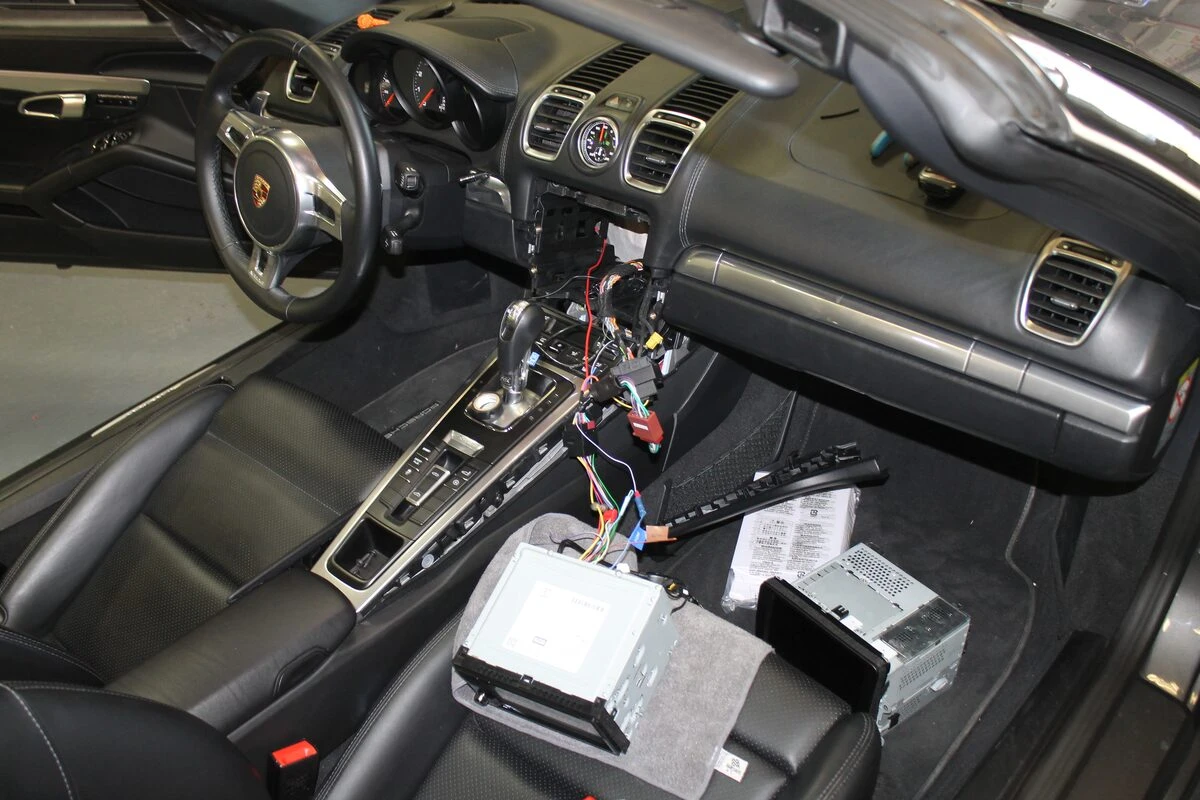 Porsche Boxster : Kenwood DNX419DABS et amplification d'origine conservée