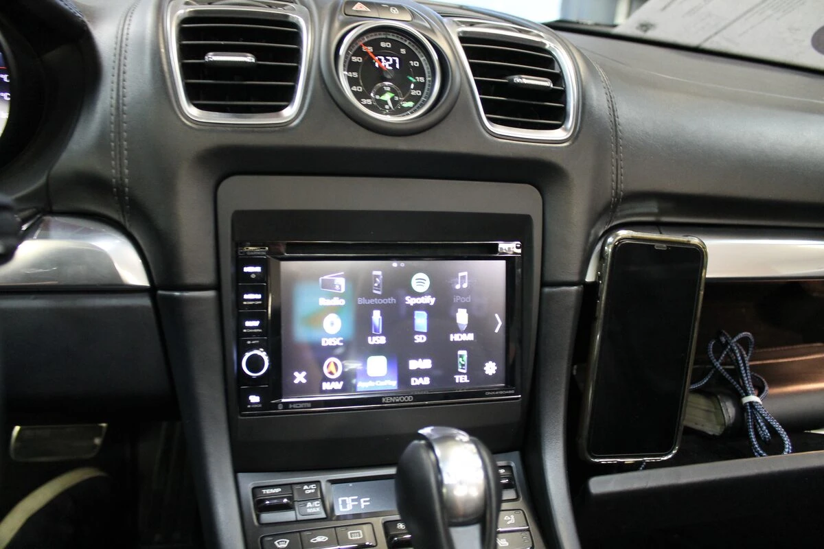 Porsche Boxster : Kenwood DNX419DABS et amplification d'origine conservée