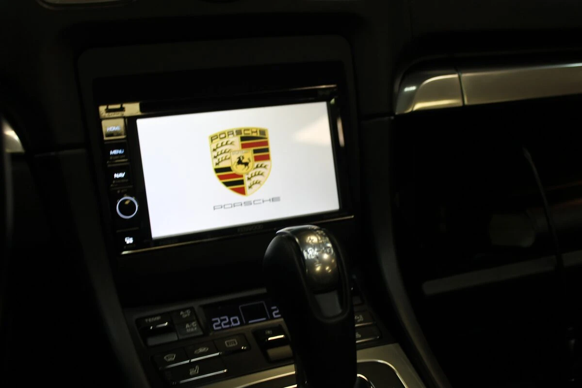 Porsche Boxster : Kenwood DNX419DABS et amplification d'origine conservée