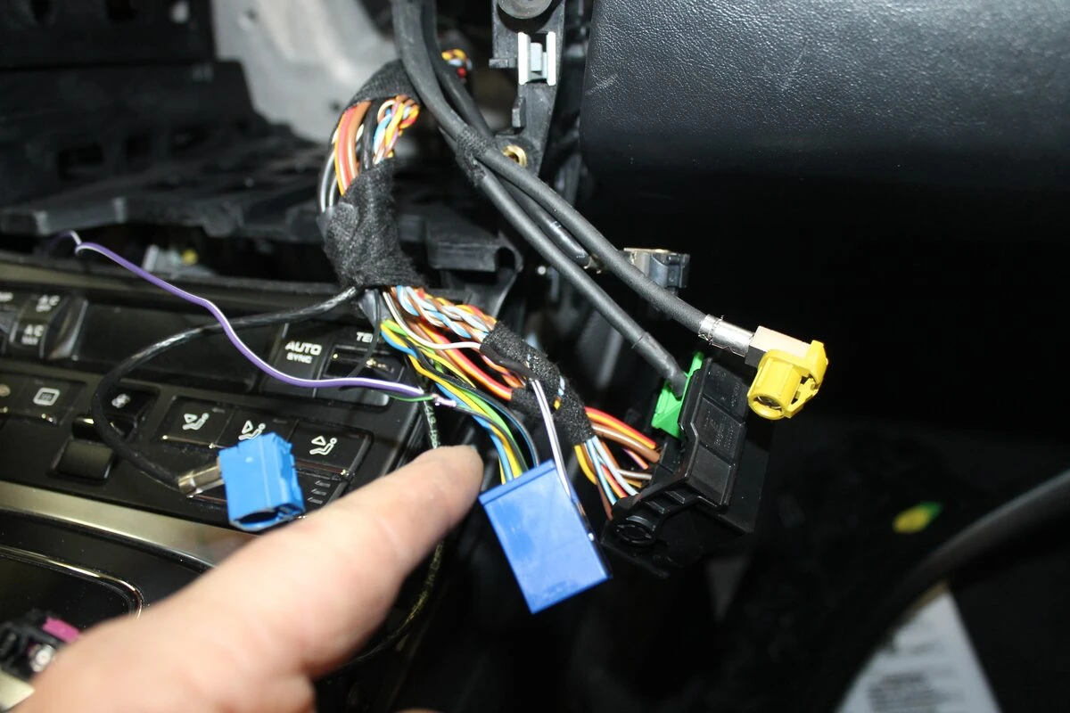 Porsche Boxster : Kenwood DNX419DABS et amplification d'origine conservée