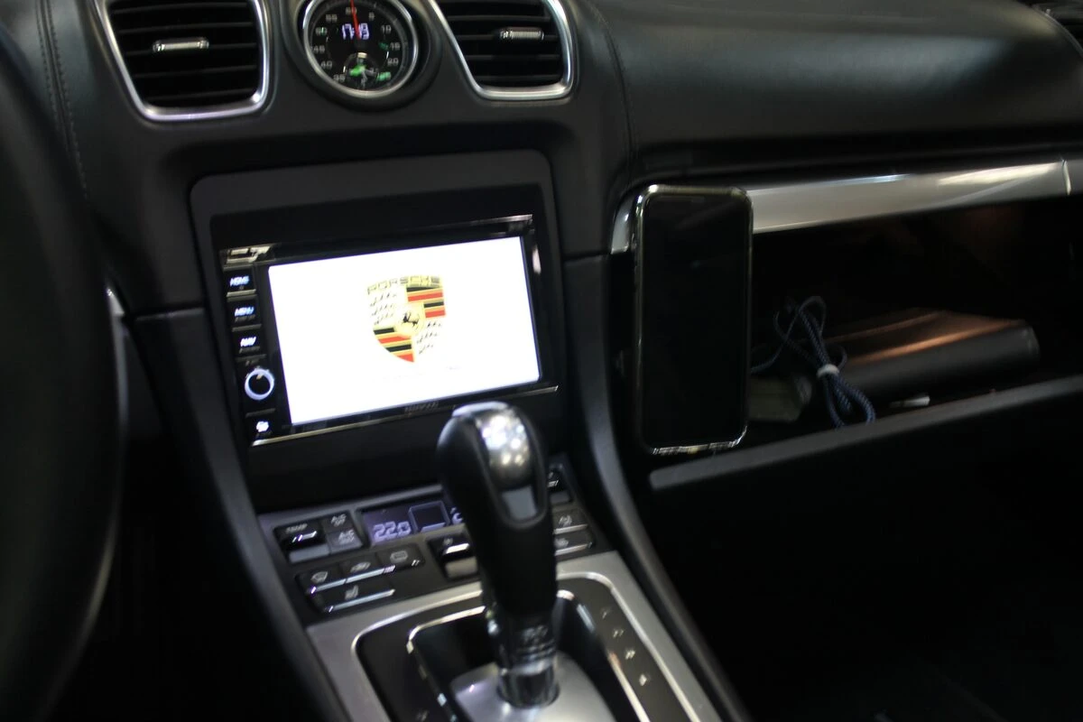 Porsche Boxster : Kenwood DNX419DABS et amplification d'origine conservée