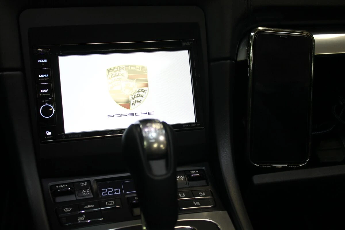 Porsche Boxster : Kenwood DNX419DABS et amplification d'origine conservée