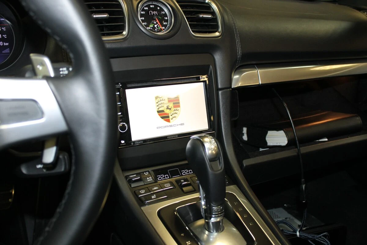 Porsche Boxster : Kenwood DNX419DABS et amplification d'origine conservée