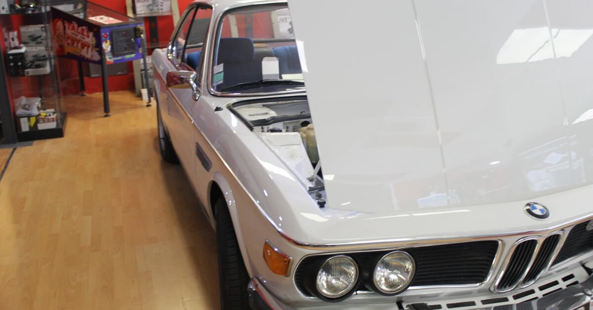 BMW E9 : manomètres et autoradio rétro sur support noyer