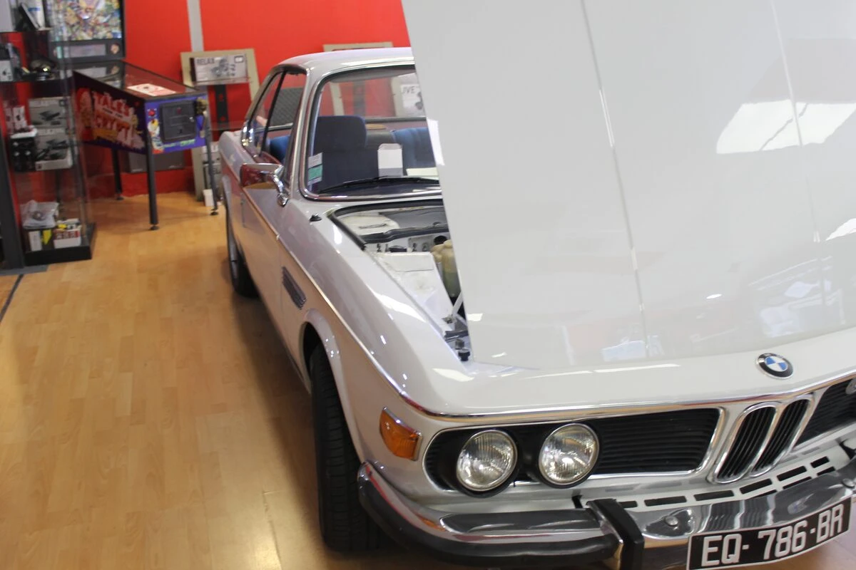 BMW E9 : manomètres et autoradio rétro sur support en noyer