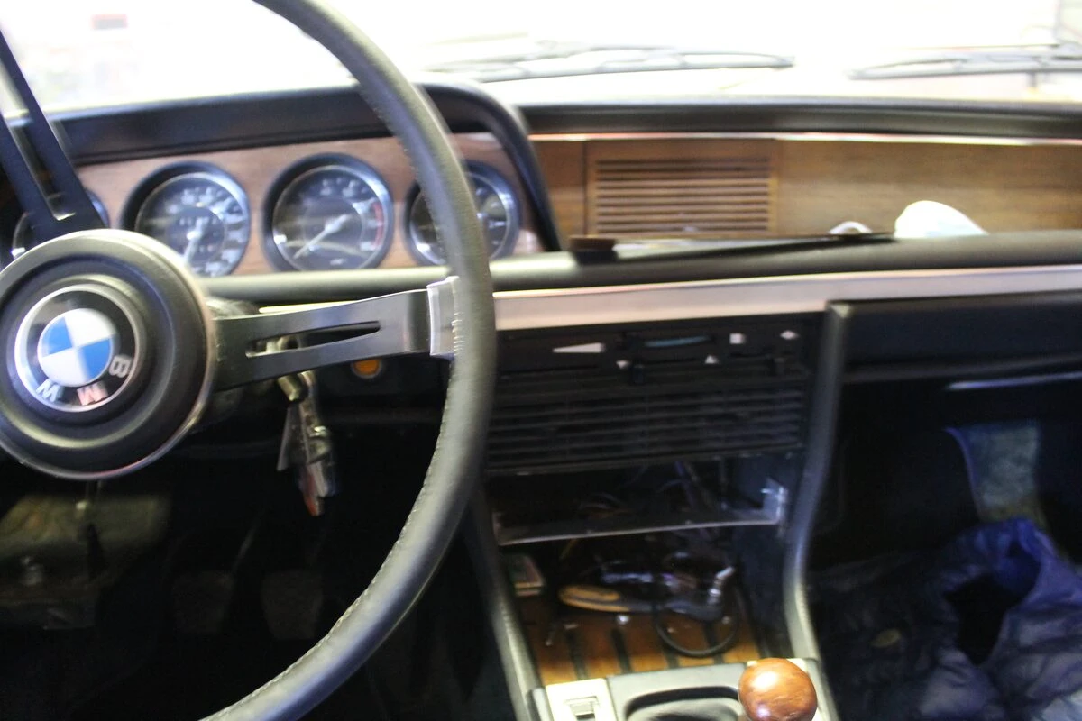 BMW E9 : manomètres et autoradio rétro sur support en noyer