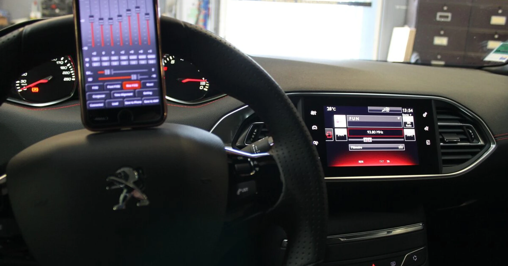 Peugeot 308 : ampli BLAM RA704DSP Pro et HP BLAM 165RX