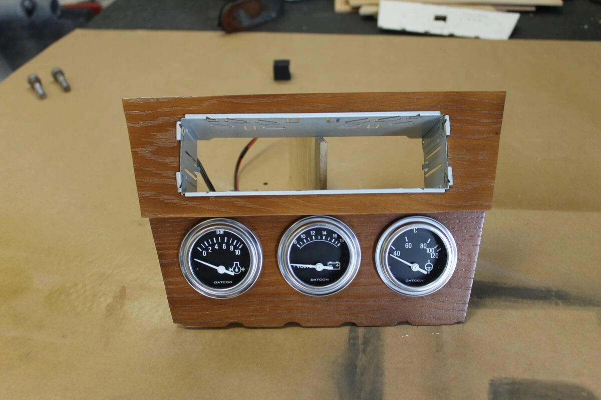 BMW E9 : manomètres et autoradio rétro sur support en noyer