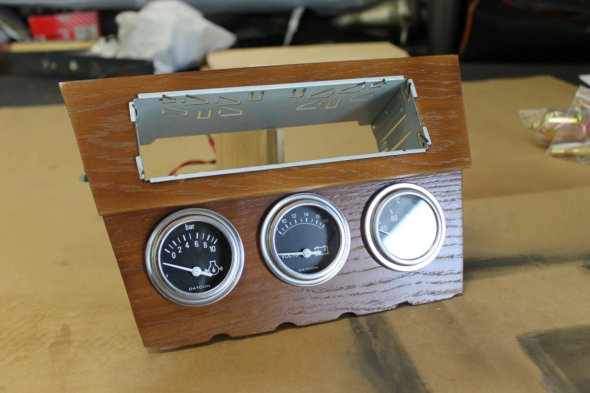 BMW E9 : manomètres et autoradio rétro sur support en noyer