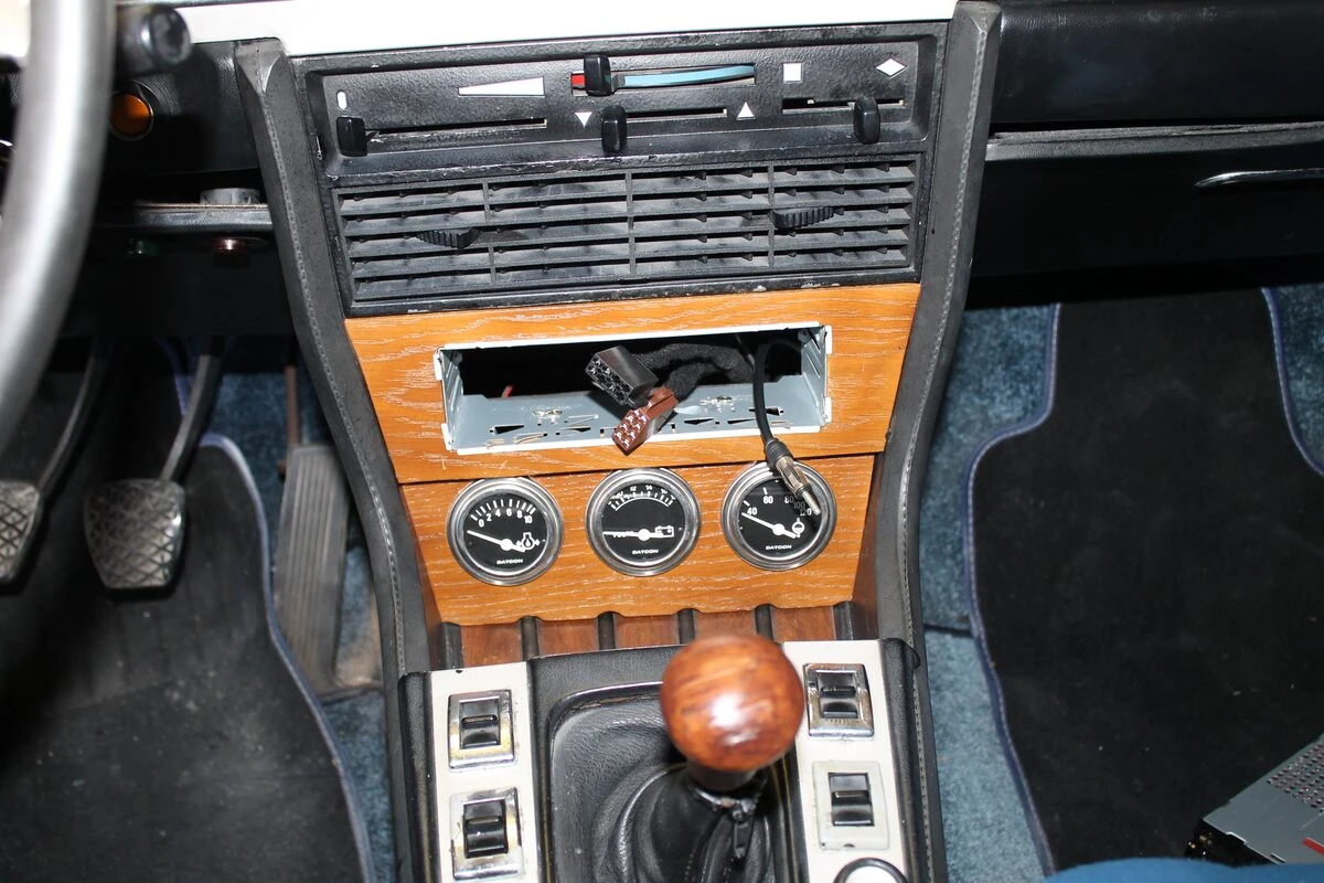 BMW E9 : manomètres et autoradio rétro sur support en noyer