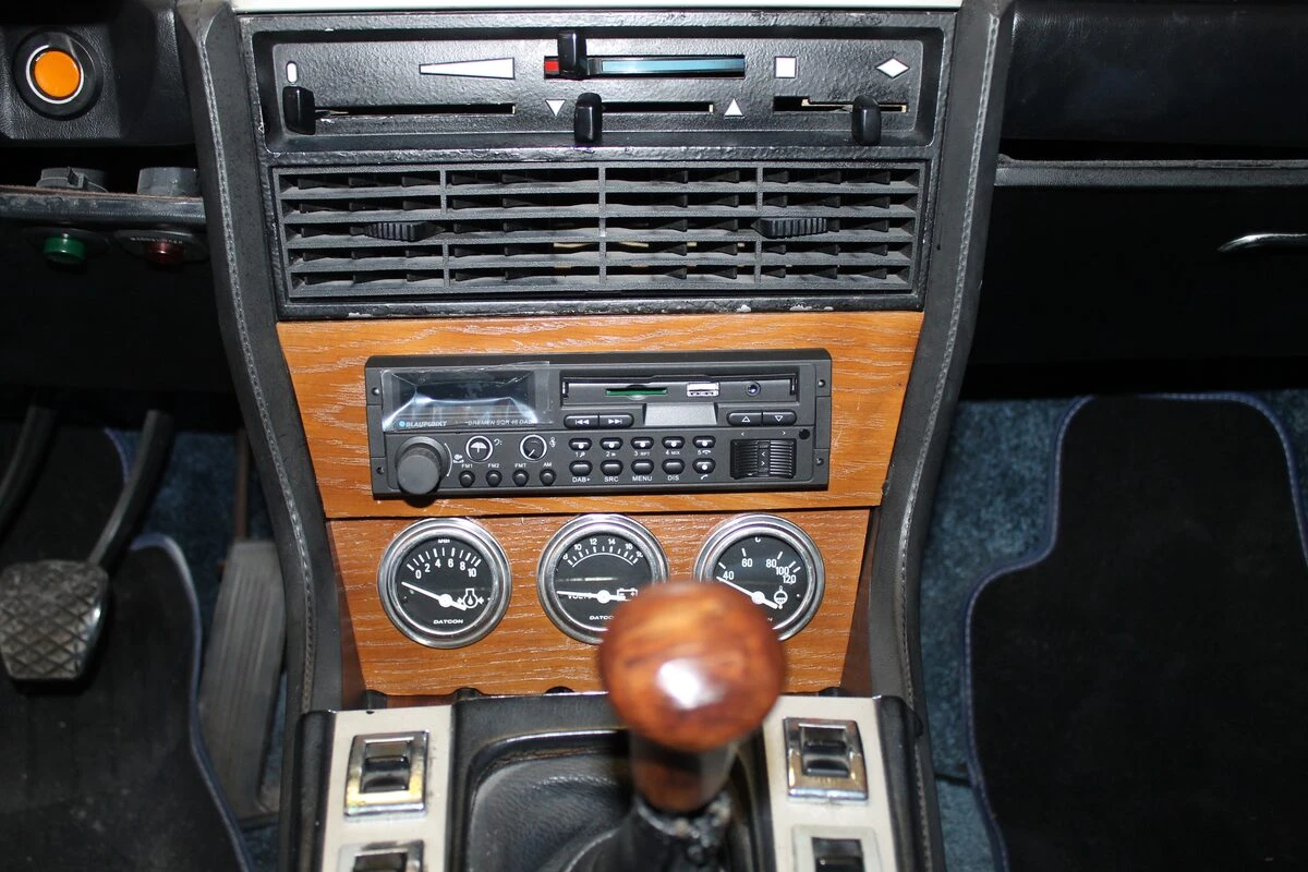 BMW E9 : manomètres et autoradio rétro sur support en noyer