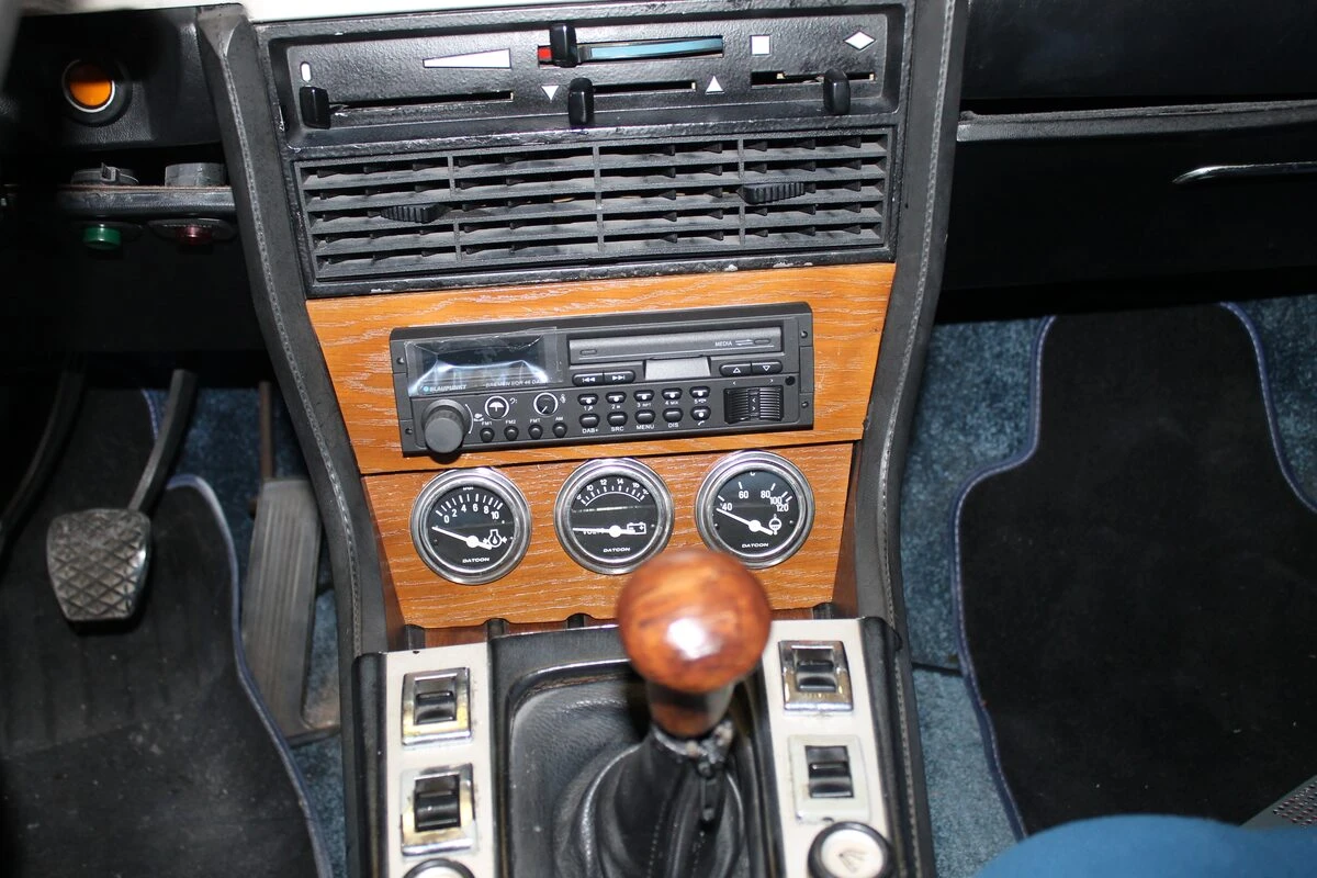 BMW E9 : manomètres et autoradio rétro sur support en noyer