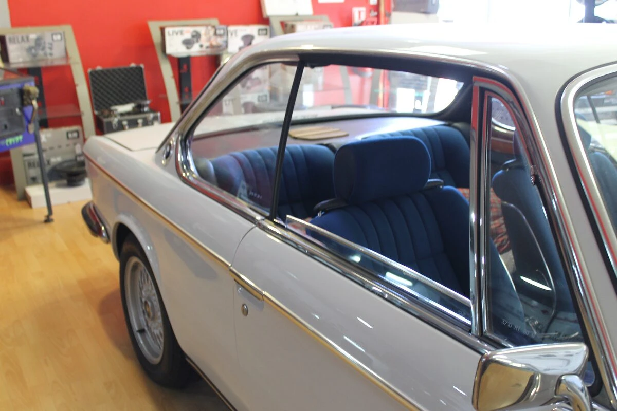 BMW E9 : manomètres et autoradio rétro sur support en noyer