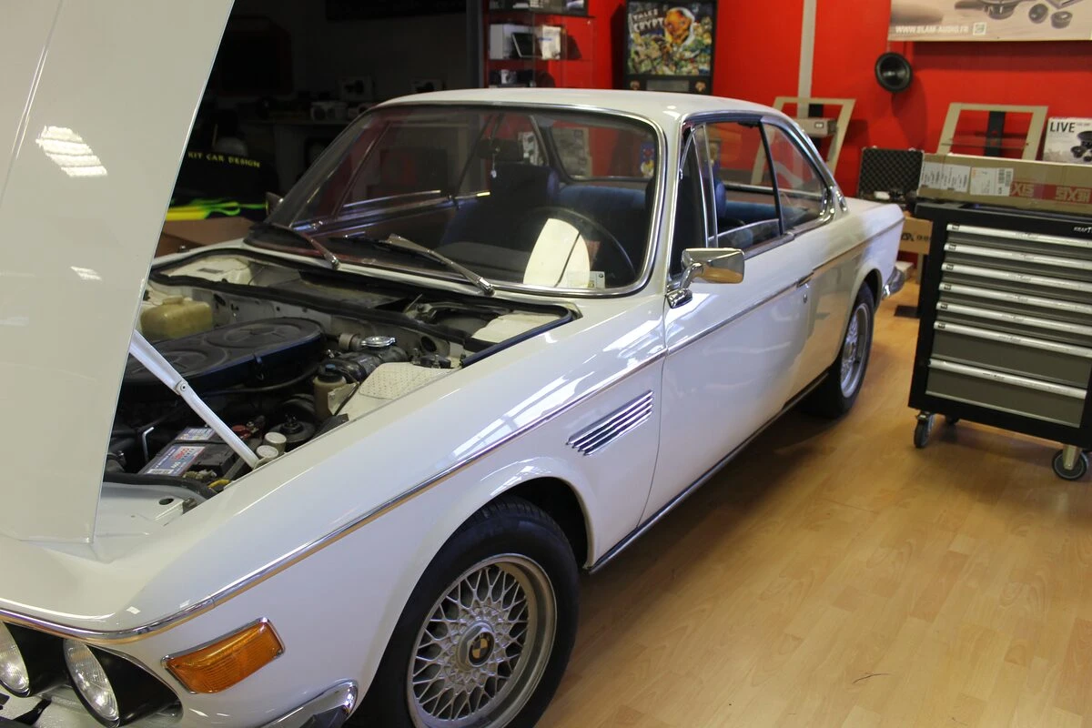 BMW E9 : manomètres et autoradio rétro sur support en noyer
