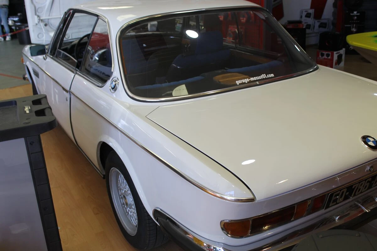 BMW E9 : manomètres et autoradio rétro sur support en noyer