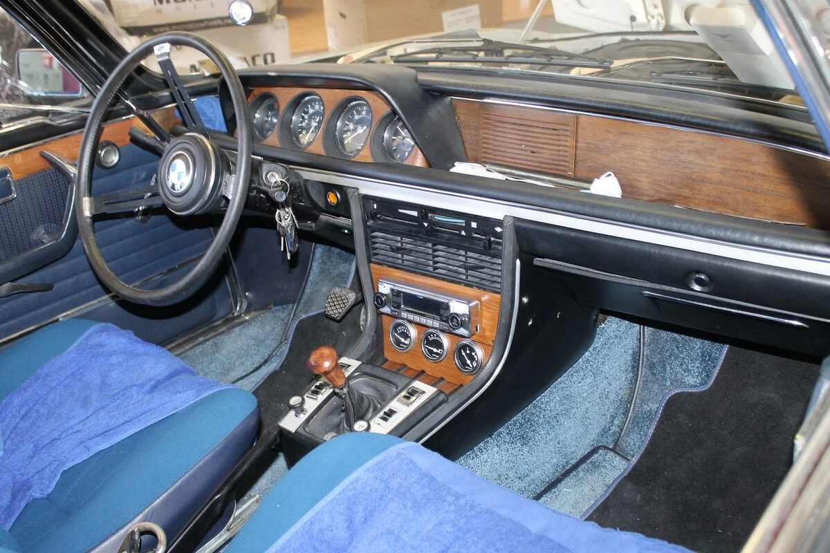 BMW E9 : manomètres et autoradio rétro sur support en noyer