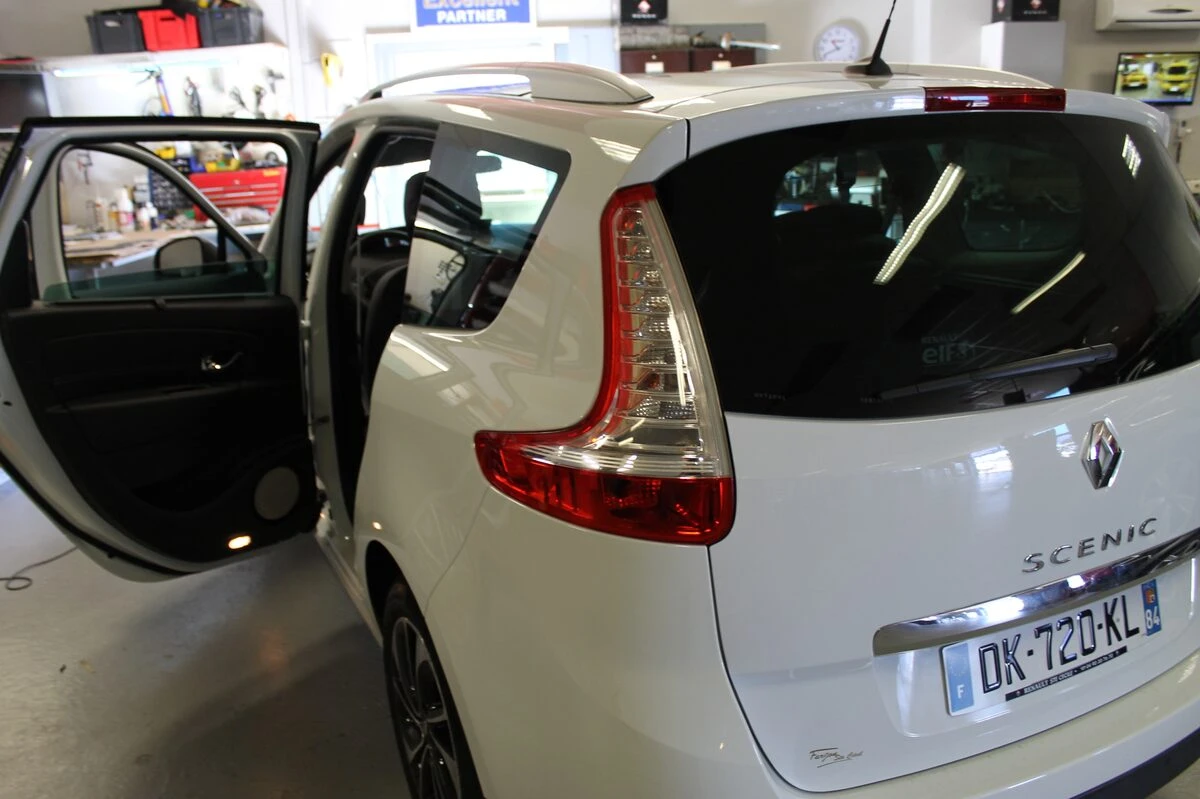 Renault Scénic : appuie-têtes DVD pour les passagers arrière