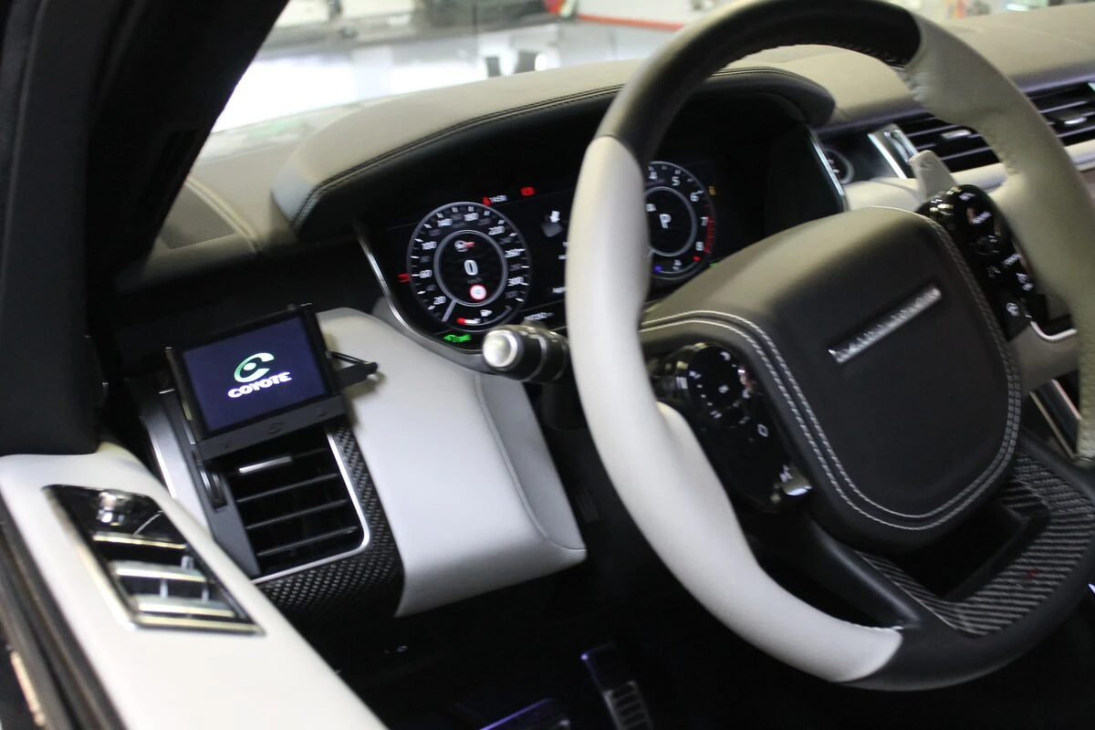 Range Rover Sport SVR : Coyote branché proprement sur la boîte à fusibles